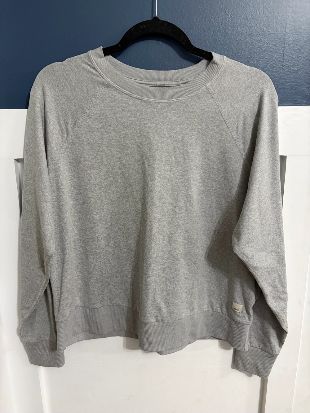 Vuori Women's Halo Modern Crew Pullover Pale Gray Heather Size Medium VW241